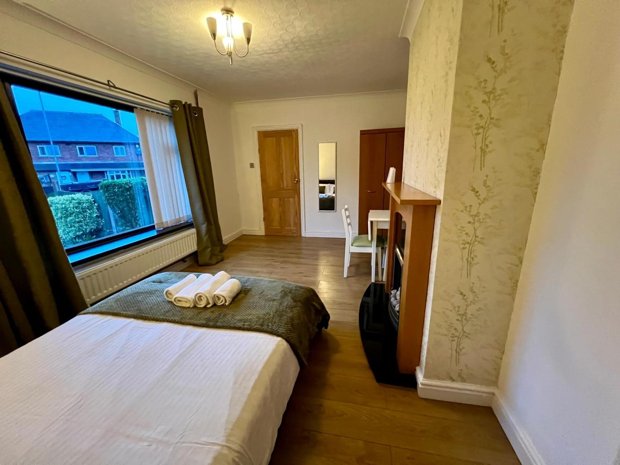 Housefield Stay, 4 Homestay Stoke-on-Trent